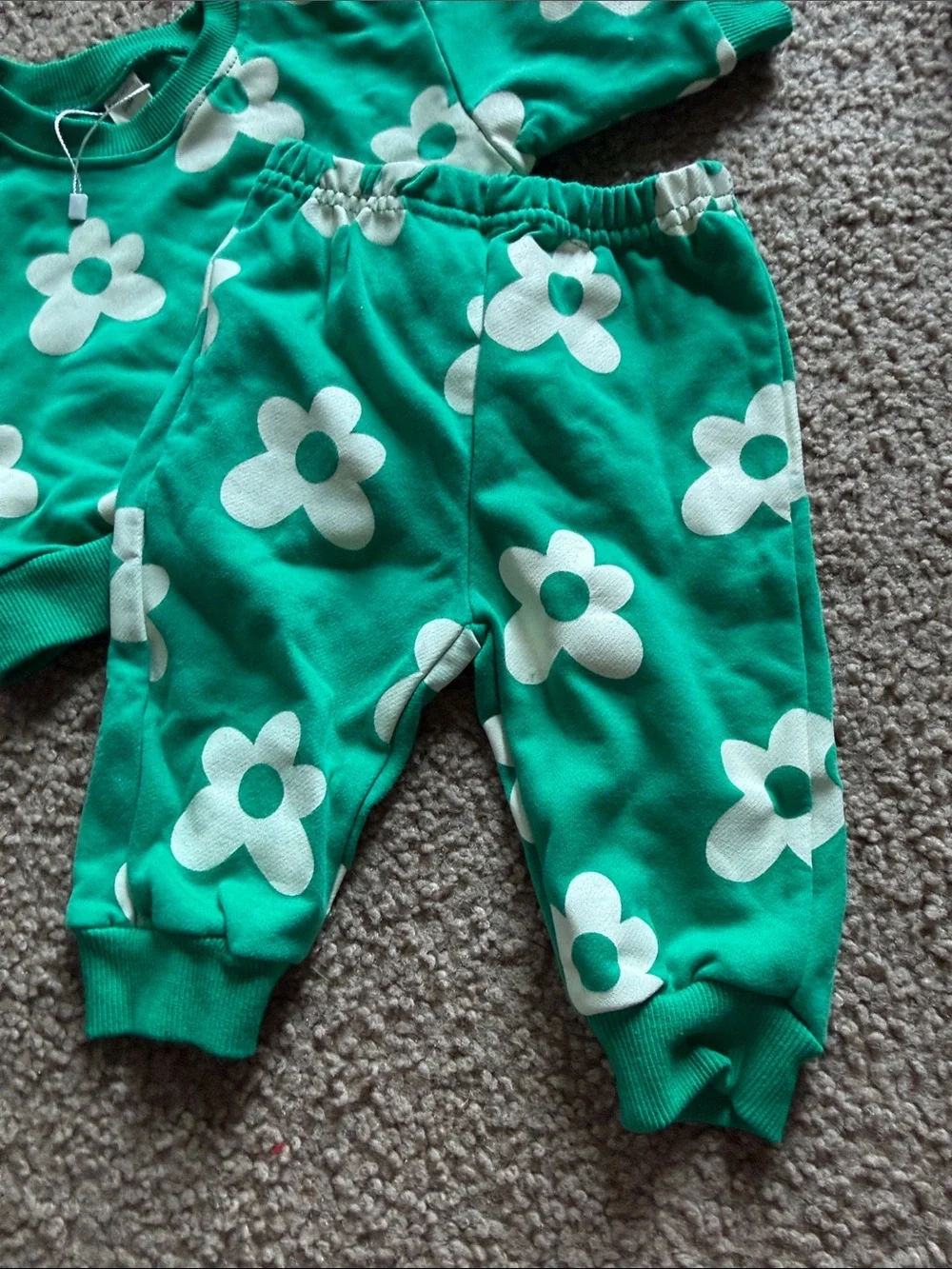 B41 MiniOlie 0-3 2pc Green Floral White Daisy Print 2pc Sweatsuit